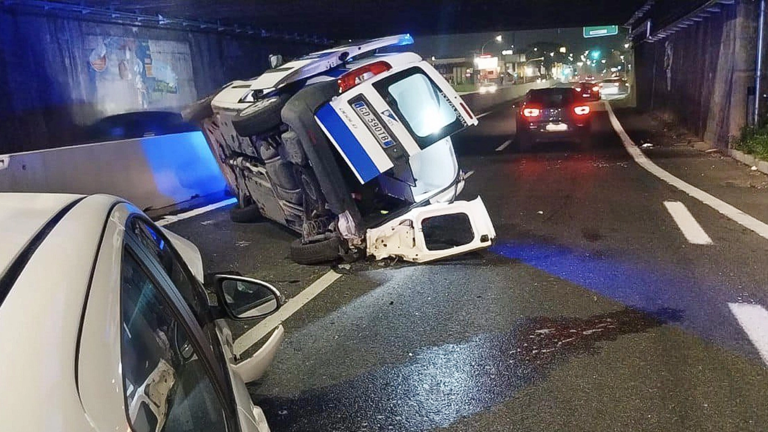 Travolti da auto durante rilievi incidente,feriti 3 vigili