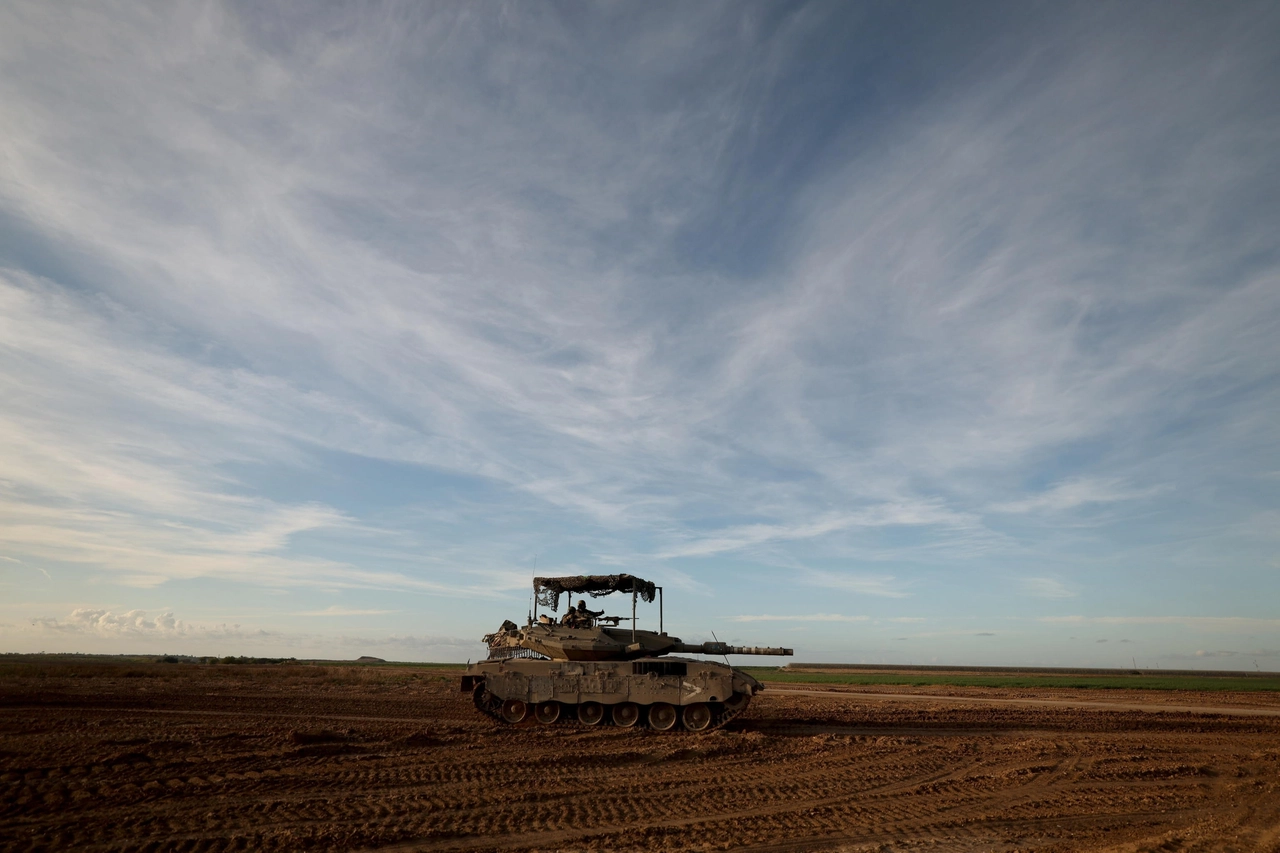 Carro armato israeliano al confine della Striscia di Gaza