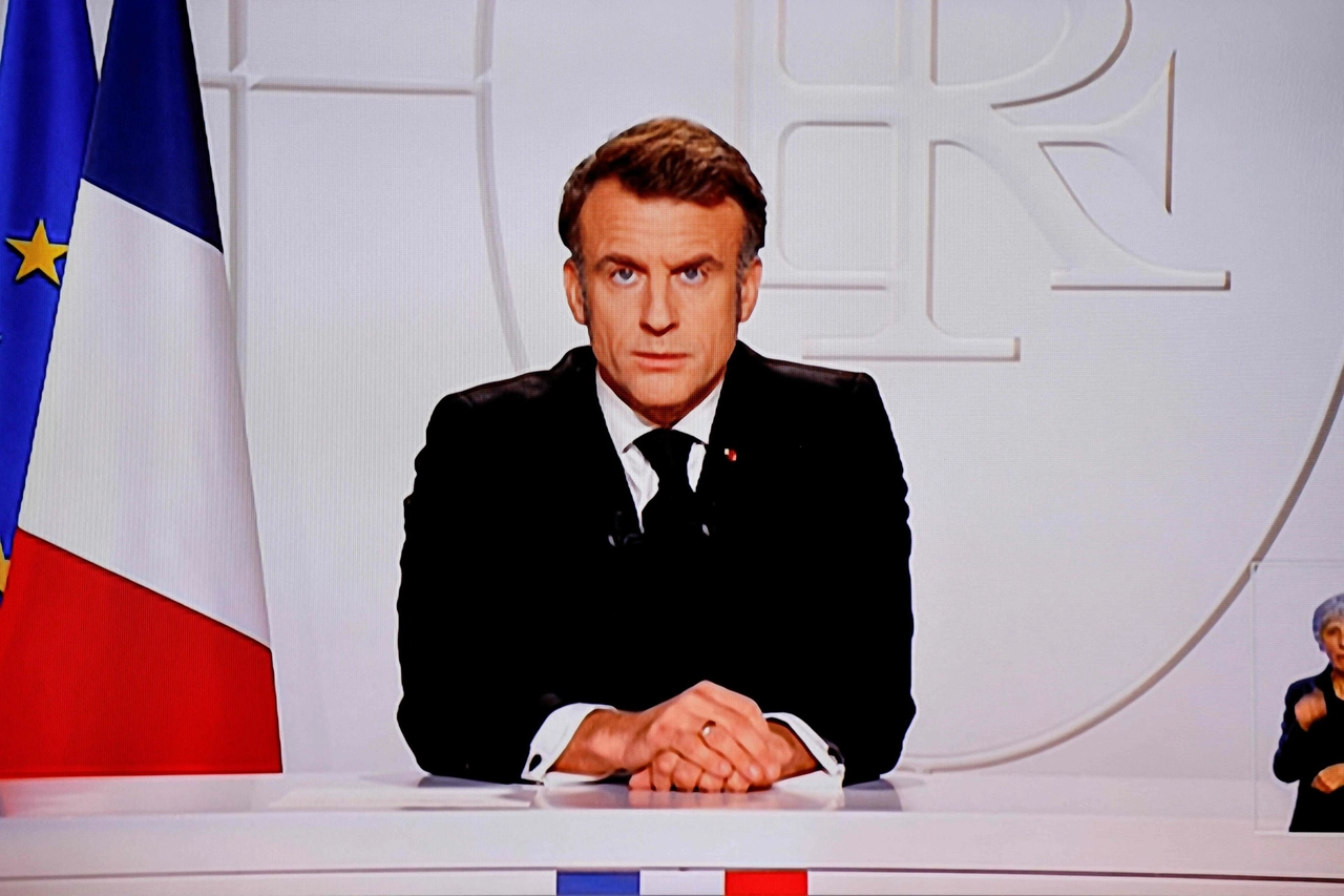 Emmanuel Macron parla ai francesi in diretta tv (Ansa)