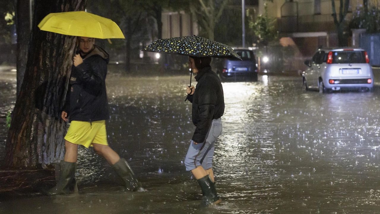 I cittadini nella notte della paura alla finestra in attesa dell’esondazione del Lamone e del Marzeno. Le forze dell’ordine evacuano la zona rossa. L’odissea come un anno fa: le brandine nel palazzetto.