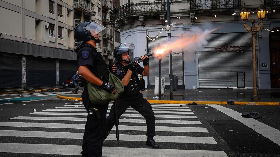 Scontri a Buenos Aires: decine di feriti e 150 arresti durante la protesta