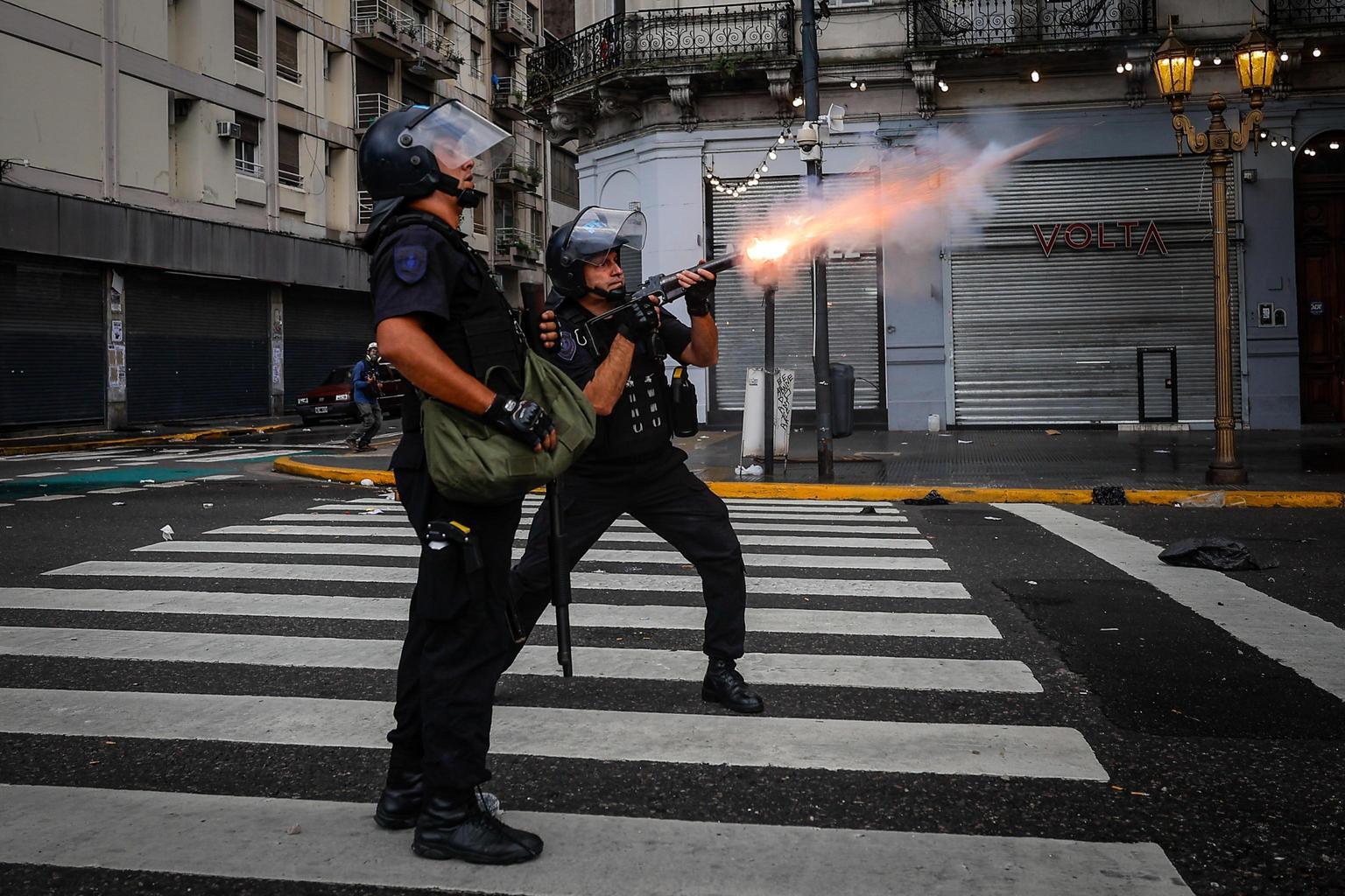 Scontri a Buenos Aires: decine di feriti e 150 arresti durante la protesta