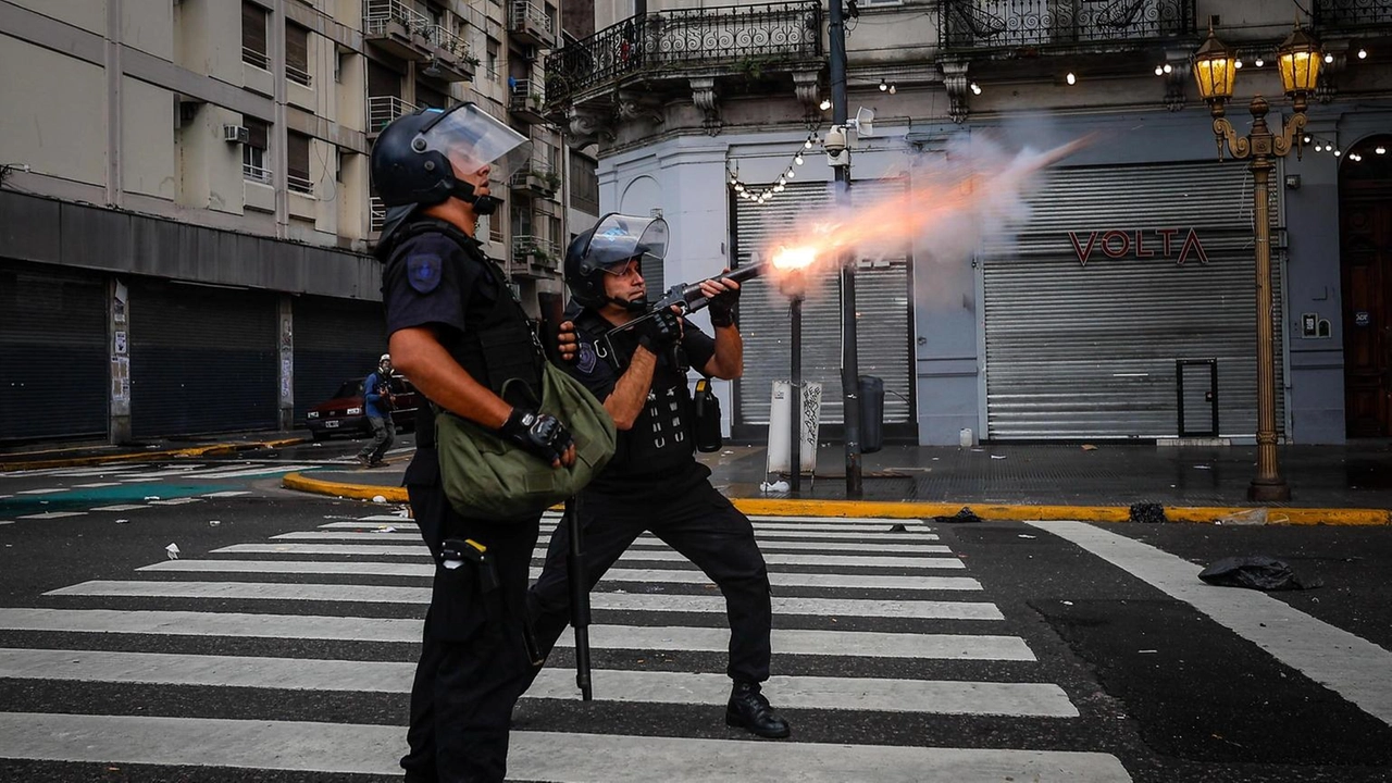 Scontri violenti a Buenos Aires contro i tagli del governo Milei: decine di feriti, fotografo gravemente colpito e 150 arresti.