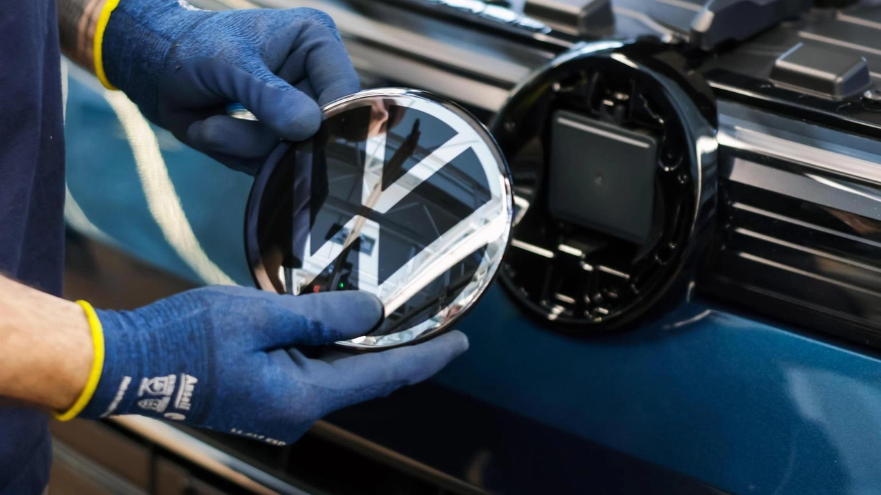 Volkswagen annuncia un calo degli utili del 30% nel 2024 a causa di costi fissi e ristrutturazione. Vendite in calo del 3%.