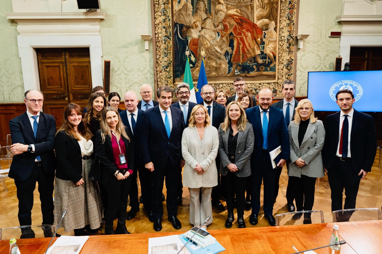 Al termine della Cabina di regia del Pnrr, dove ha tenuto il suo ultimo intervento da ministro, Raffaele Fitto posa con i partecipanti per una foto di gruppo