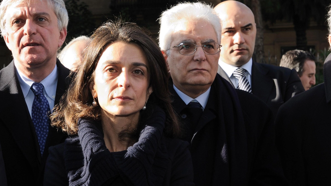 Maria Mattarella con, sullo sfondo, lo zio Sergio Mattarella (Ansa)