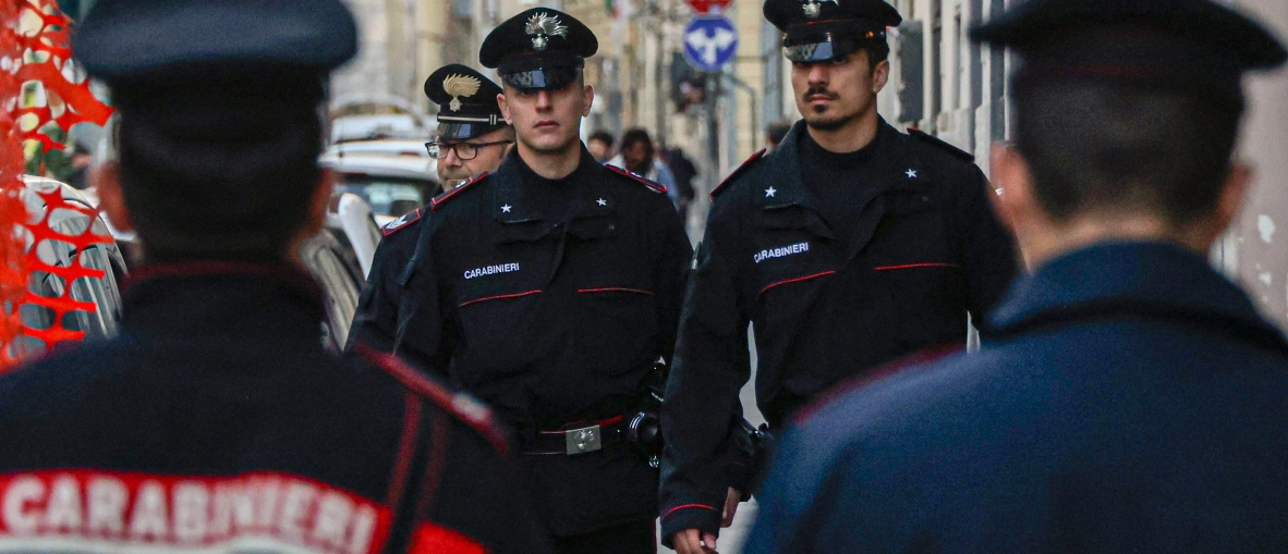 L’aggressione alle 8.30 del mattino: la vittima di 16 anni stava camminando in una strada frequentata quando è stata aggredita. Soccorsa dai carabinieri in perlustrazione nella zona