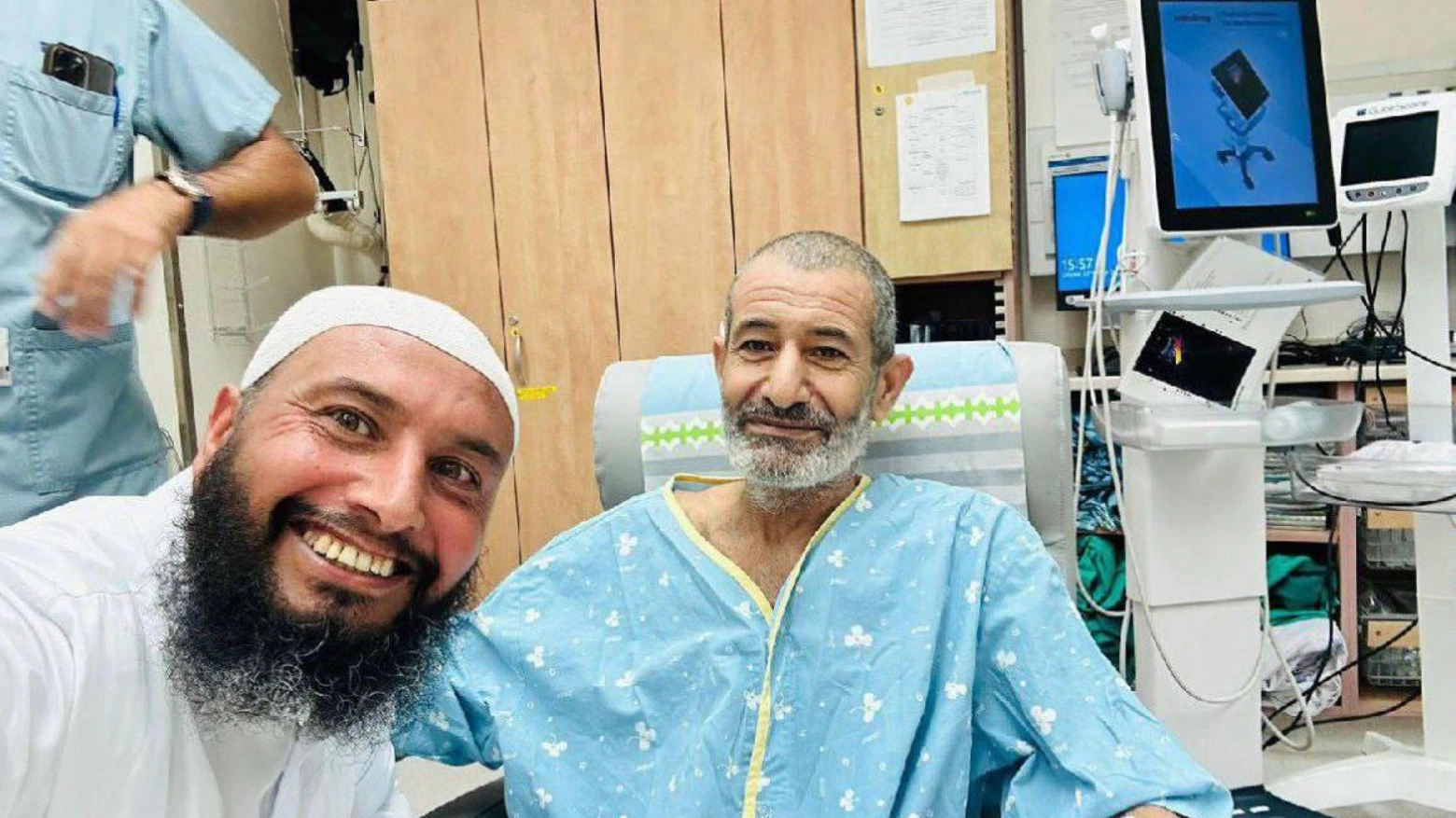 L'ostaggio beduino Qaid Farhan al-Qadi, liberato dall'Idf, con il fratello all'ospedale Soroka di Beersheba (Ansa)