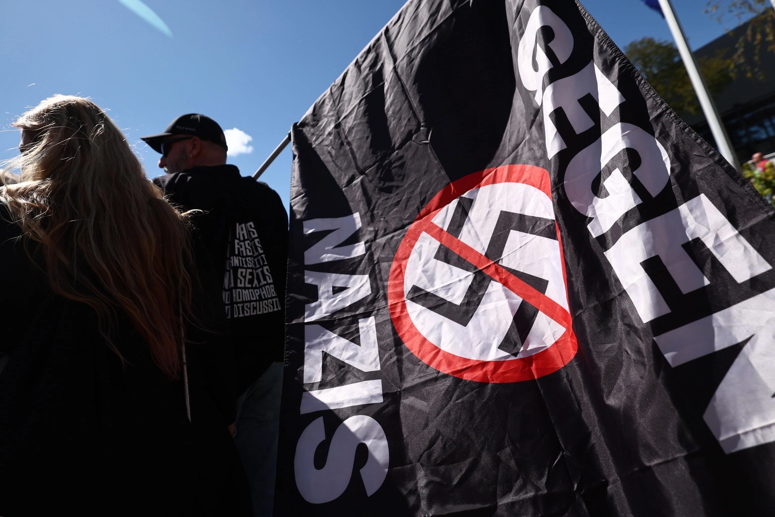 Una manifestazione contro i partiti neonazisti
