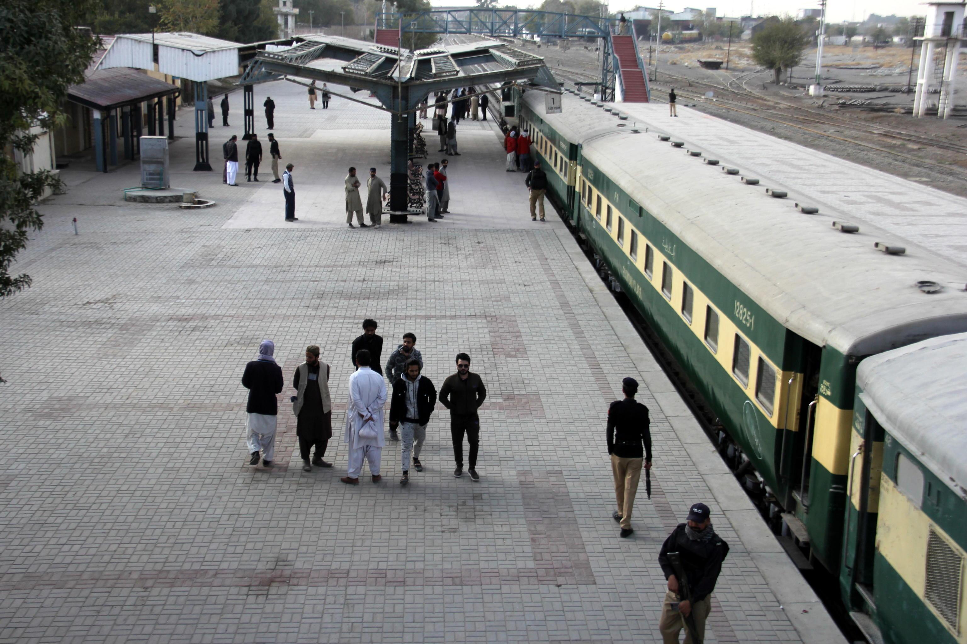 Pakistan, i separatisti del Bla assaltano un treno di agenti governativi: in ostaggio 182 persone. Rilasciate donne e bambini