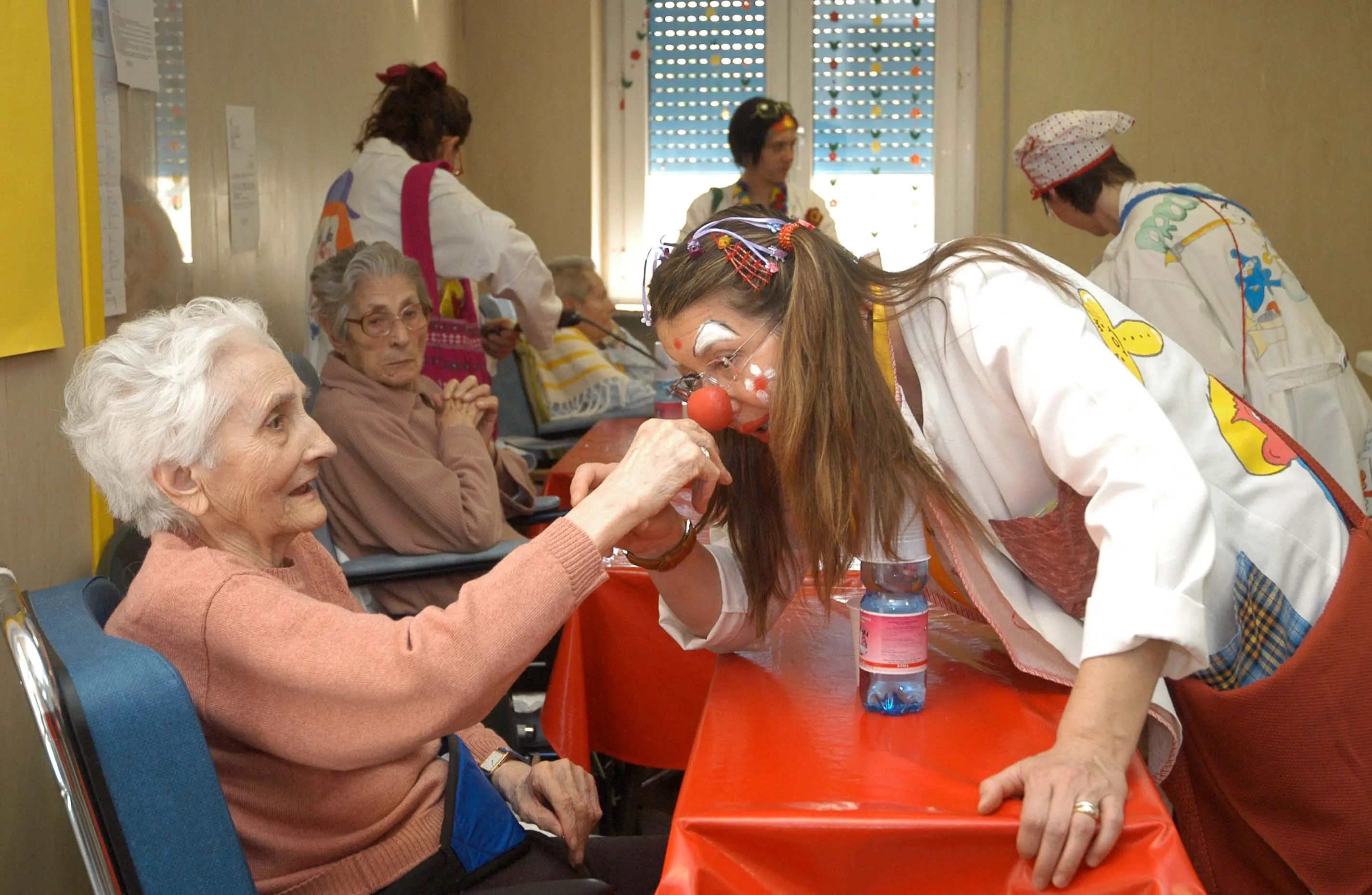 Lecanemab, cosa sappiamo sul farmaco per curare l’Alzheimer: a chi serve e l’iter per l’approvazione