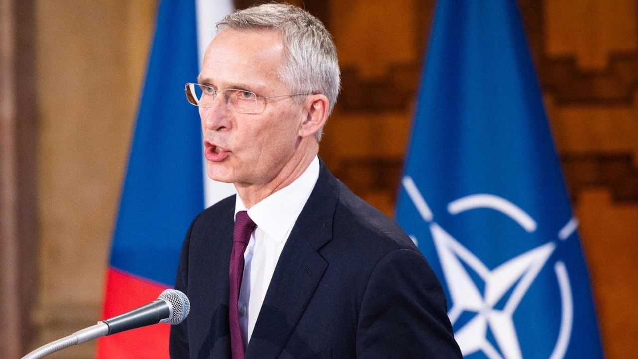 Il segretario generale della Nato, Jens Stoltenberg, al summit di Praga