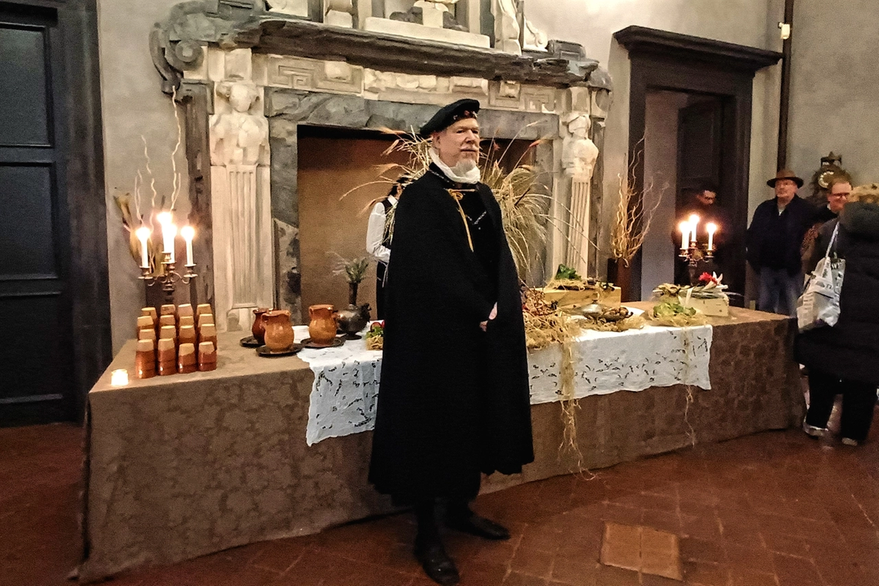 Genova Palazzo Imperiale, GioVincenzo Imperiale accoglie gli ospiti prima della experience del pranzo medioevale  (foto Laura De Benedetti)