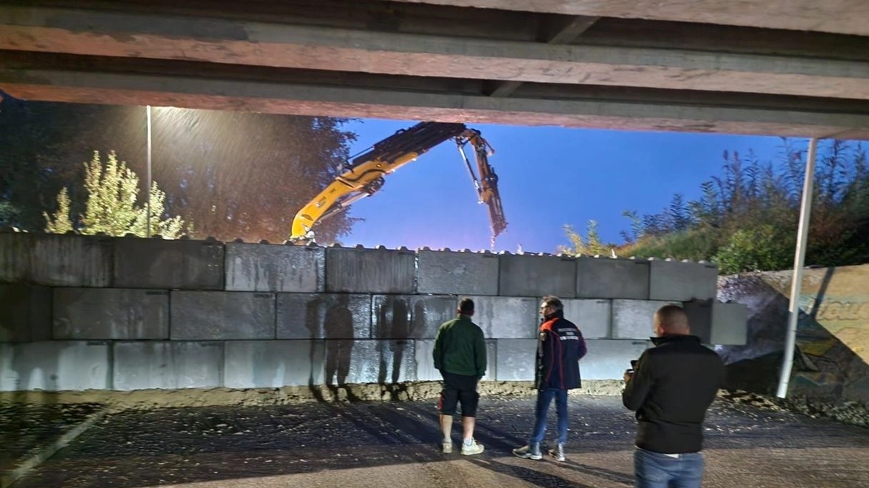 Il muro contro l'alluvione costruito a Faenza: i blocchi servono a fermare le acque del Marzeno