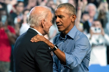Biden, Nyt: “Sta valutando se continuare la corsa”. Il presidente e Harris: “Continuiamo a combattere”