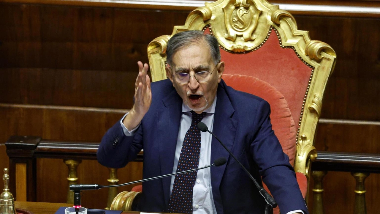 Il presidente del Senato rivolge auguri di pace e speranza agli italiani, sottolineando l'importanza della serenità e della gioia.