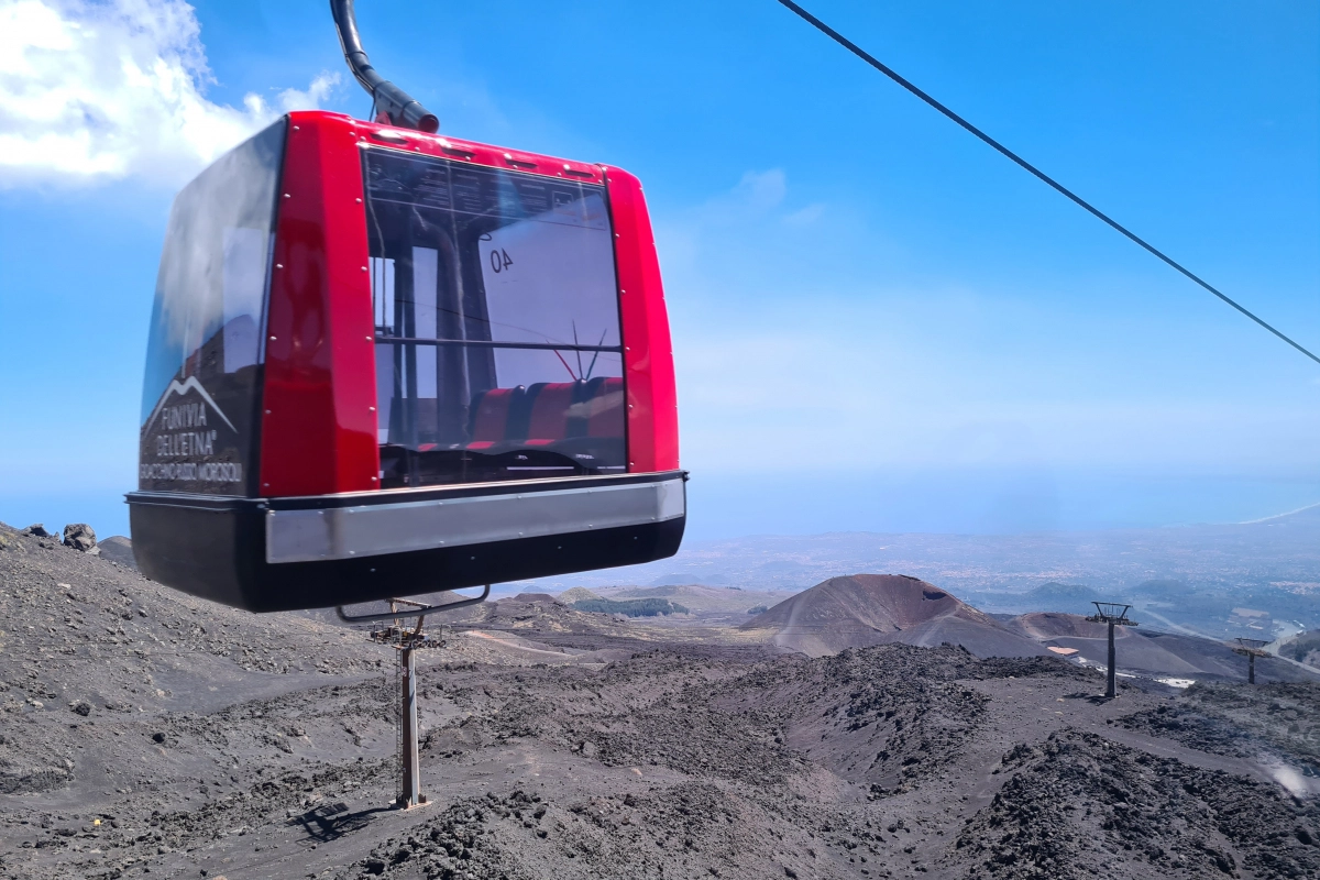 La funivia che sale sul vulcano Etna, in Sicilia