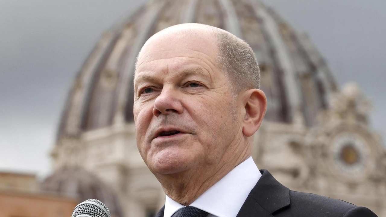 Scholz rilascia dichiarazioni al termine del colloquio con papa Francesco (Ansa)