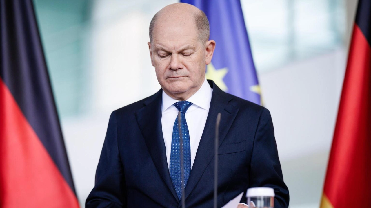 Il cancelliere tedesco Olaf Scholz sostiene l'espansione della difesa Ue senza restrizioni fiscali a lungo termine.