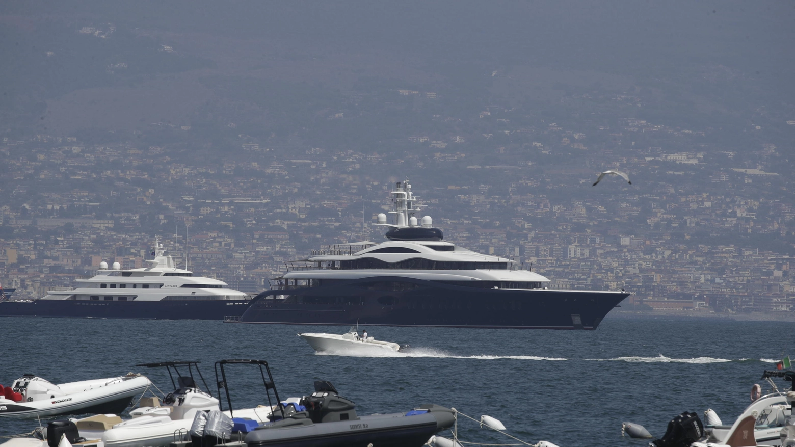 Il mega yacht di Zuckerberg in rada davanti via Caracciolo a Napoli