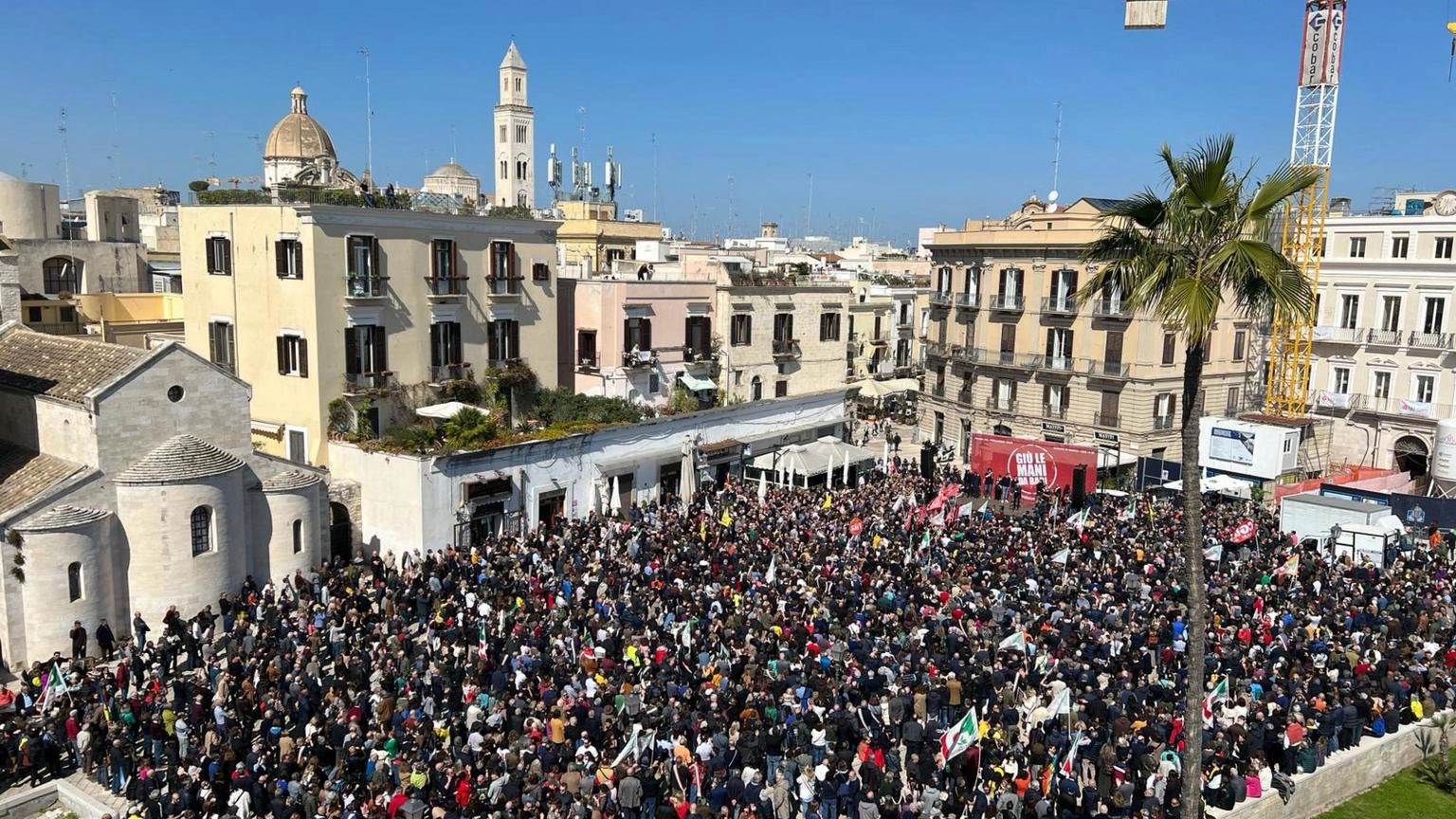 Decaro in piazza, non ci facciamo ricattare da nessuno