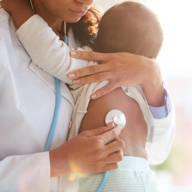 Virus sinciziale respiratorio: lo ‘sconosciuto’ che colpisce i bambini. Al via la campagna vaccinale