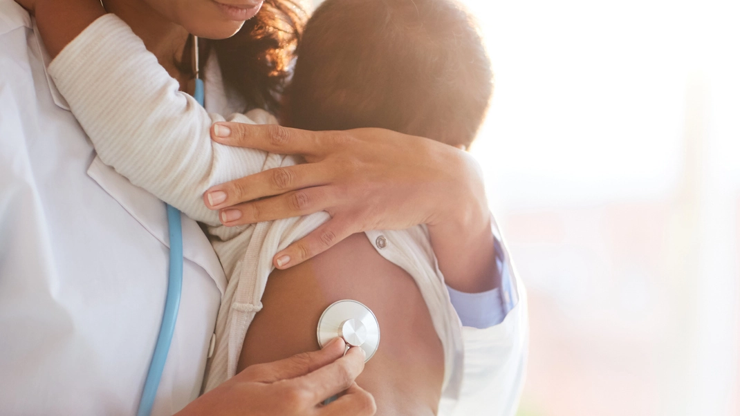 Circa il 4% dei bambini colpiti sotto i 12 mesi richiede il ricovero in ospedaliero, fra questi uno su cinque deve essere ricoverato in terapia intensiva. Il 50% dei caregiver non conosce le misure preventive