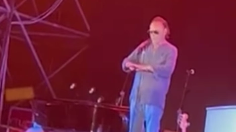 Antonello Venditti, gaffe sul palco a Barletta