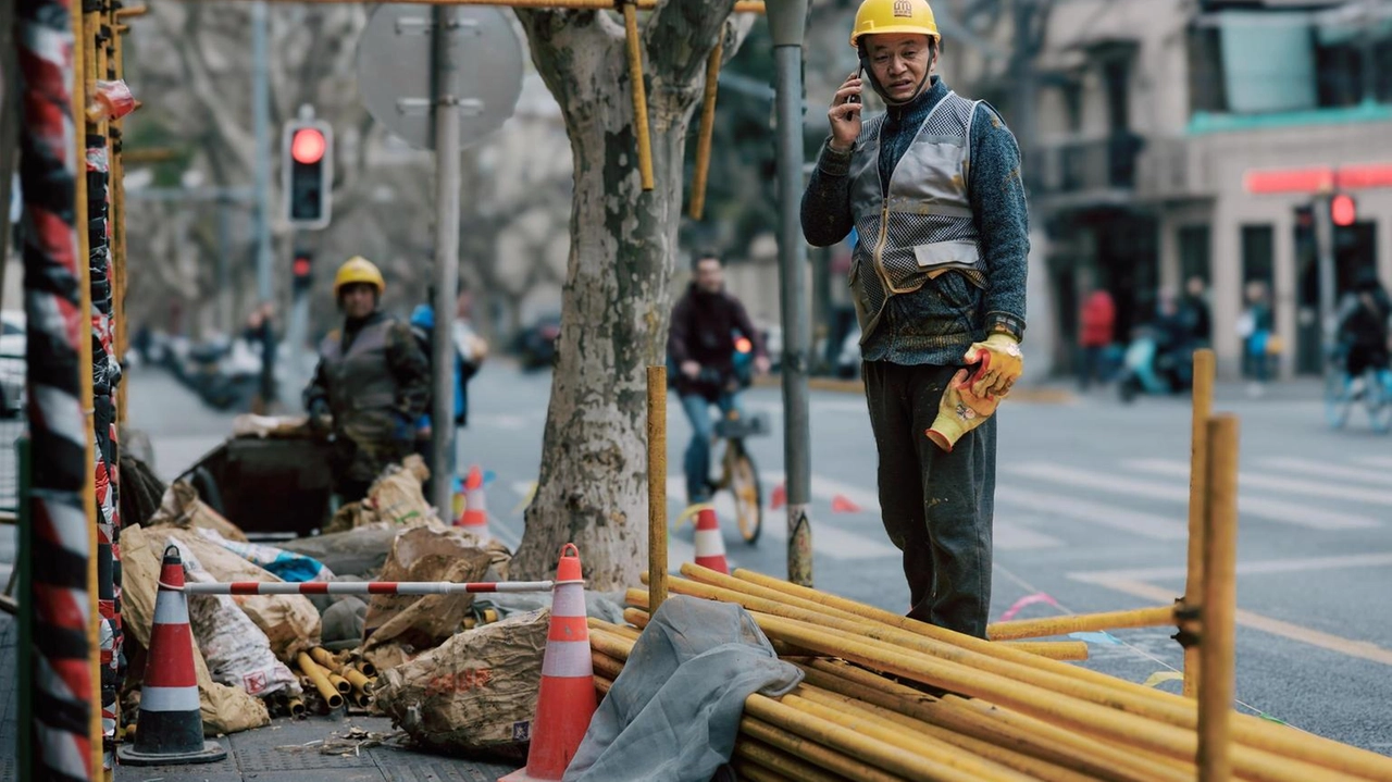 L'attività manifatturiera in Cina segna una contrazione a gennaio, con l'indice Pmi sceso a 49,1, influenzato da festività e turbolenze commerciali.