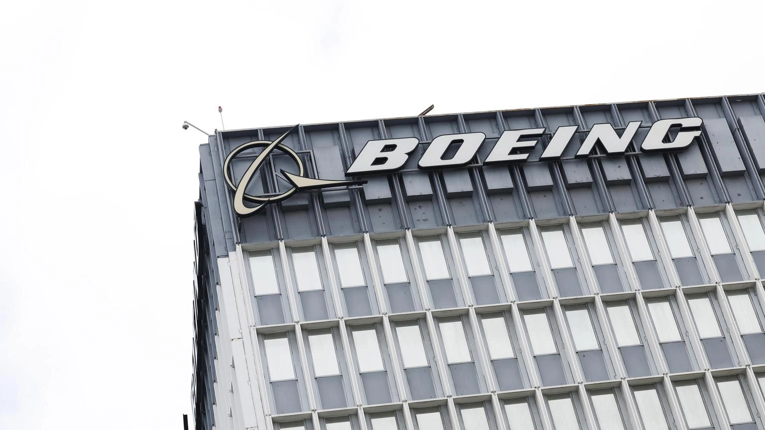 Per Boeing perdite trimestre sopra le attese, calano ricavi