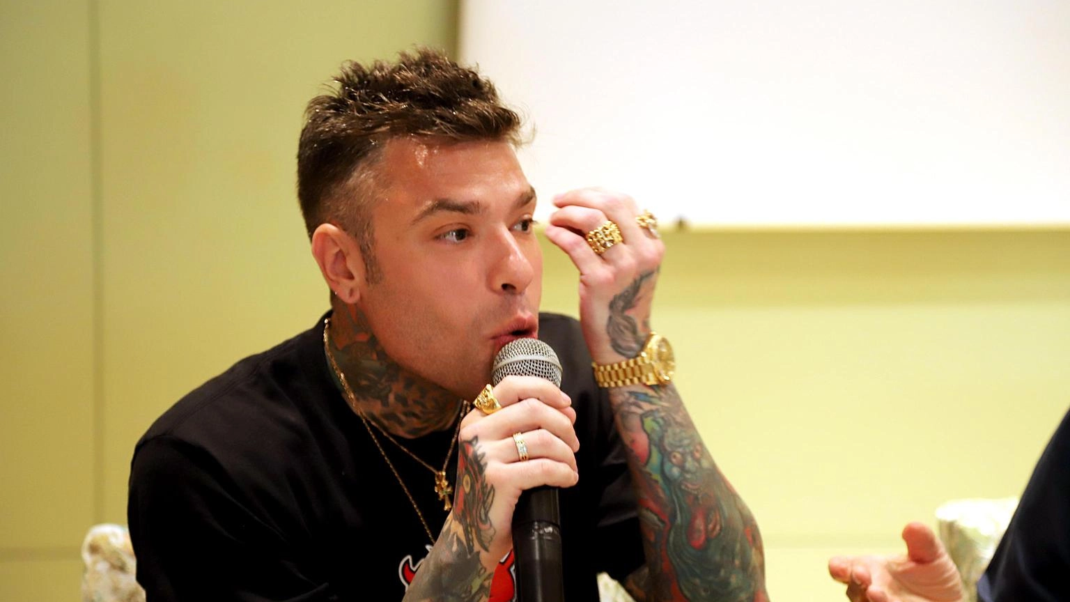 Malore in volo per Fedez, ricoverato e dimesso a Brindisi