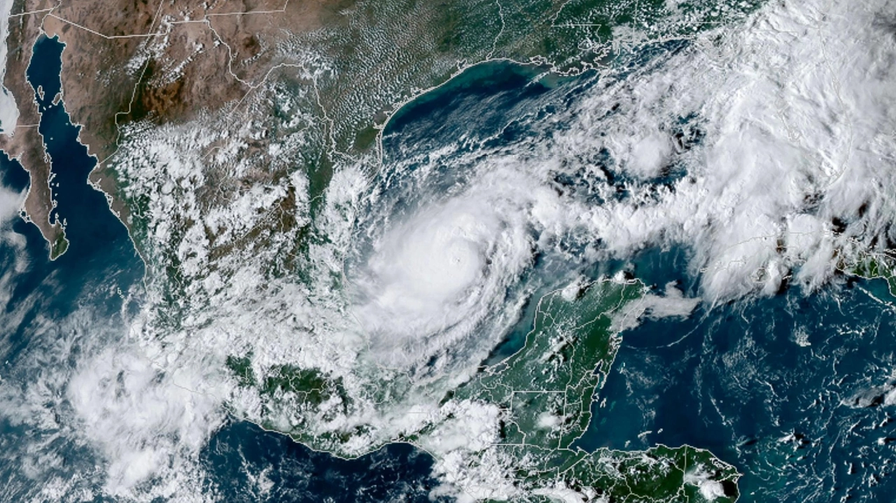 L'uragano Milton visto dal setellite del National Oceanic and Atmospheric Administration (foto Ansa)