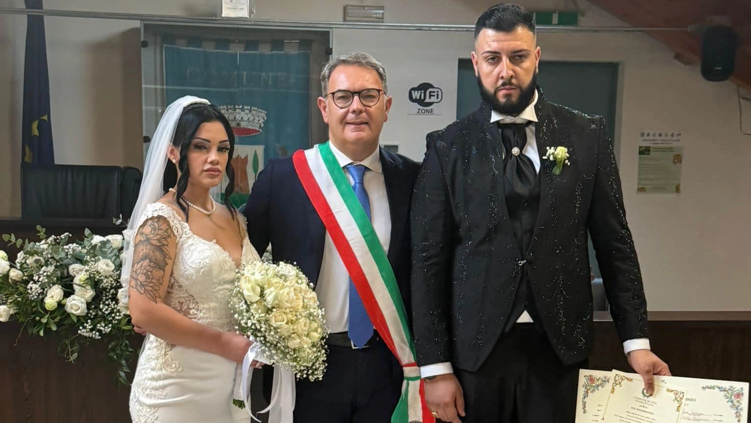 Maria Zaccaria e Pietro Montanino con il sindaco di Cesa che li ha sposati il 25 ottobre