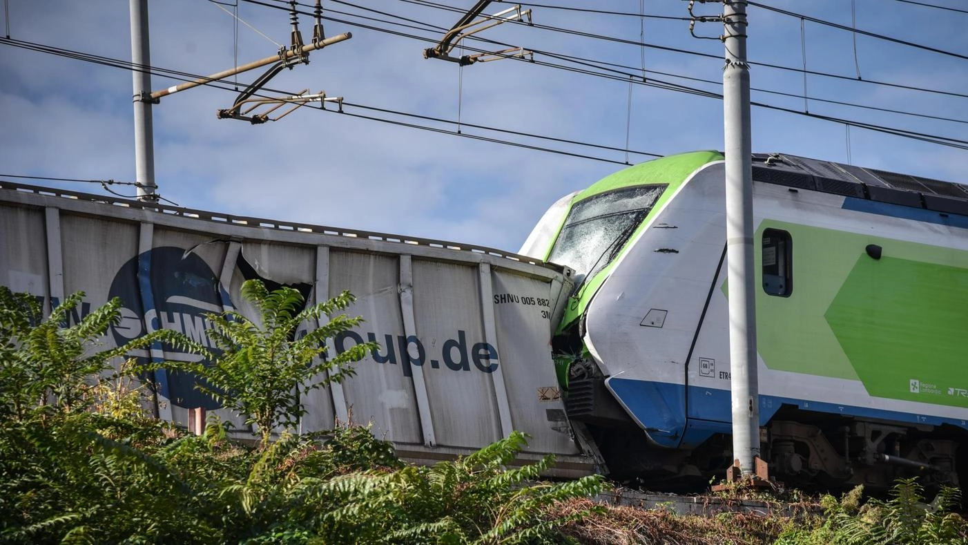 Treno regionale finisce contro un container. Sei feriti e ritardi fino a novanta minuti