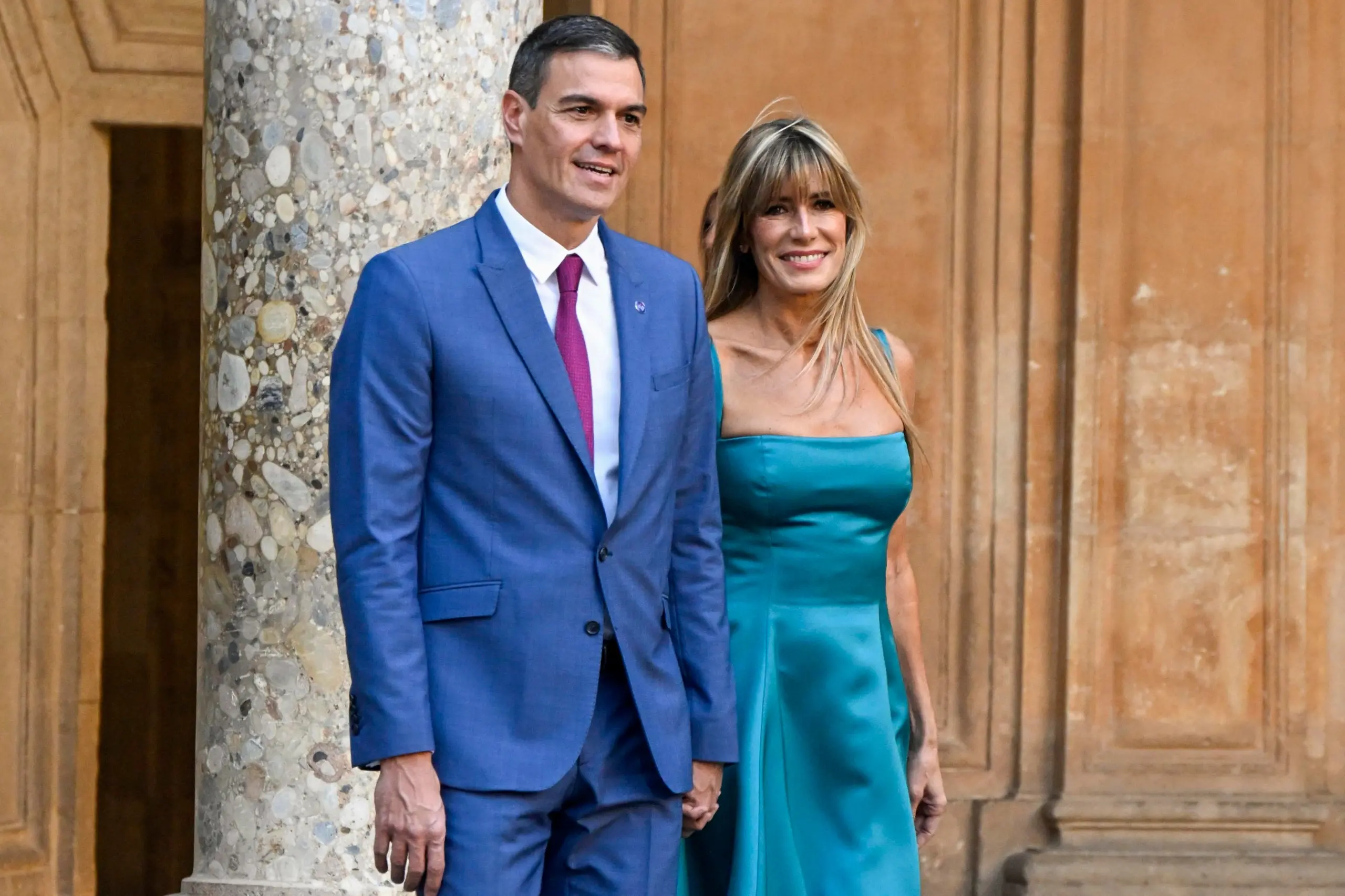 Terremoto in Spagna, il premier Pedro Sanchez valuta le dimissioni. La moglie Begona Gomez indagata per corruzione