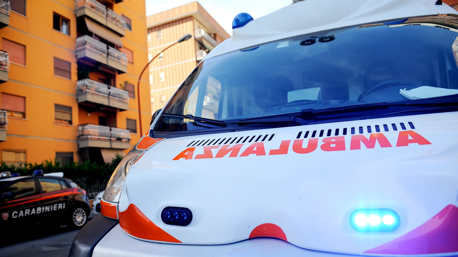 Ambulanza e carabinieri intervengono sul posto