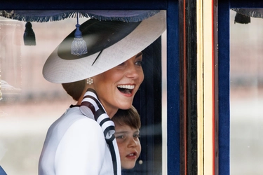 Kate Middleton torna in pubblico dopo 6 mesi. Oggi in abito bianco per il compleanno di re Carlo. Le foto