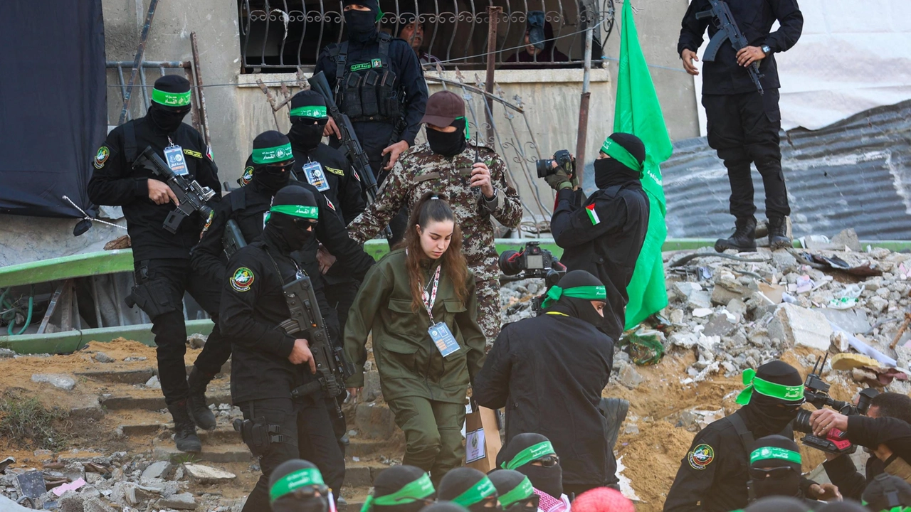 Agam Berger viene consegnata nelle mani della Croce Rossa, a Jabalia, Gaza (Ansa/Afp)