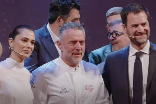 Guida Michelin Italia 2025, tre stelle allo chef Giancarlo Perbellini al centro della foto