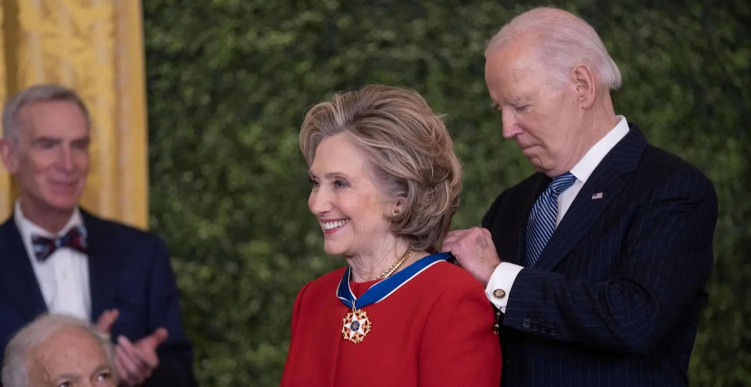 Da Hillary a Soros fino a Bono Vox . Biden premia gli avversari di Trump