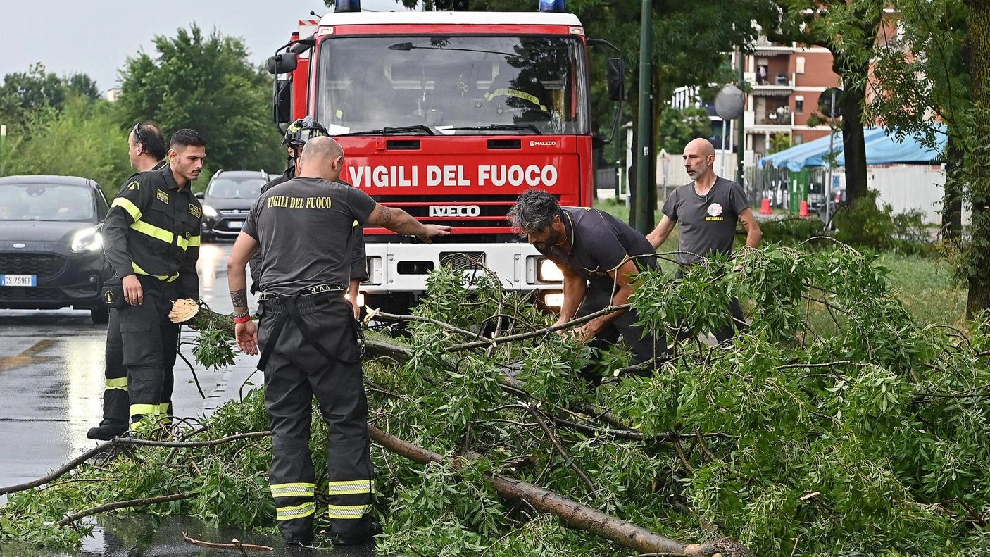 Nubifragi al Nord, flagellata Torino. Il vento strappa il tetto di una scuola