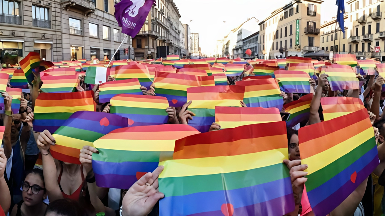 Che suo figlio fosse gay non lo accettava affatto e così ha iniziato a perseguitarlo. Gli ha mandato minacce di...