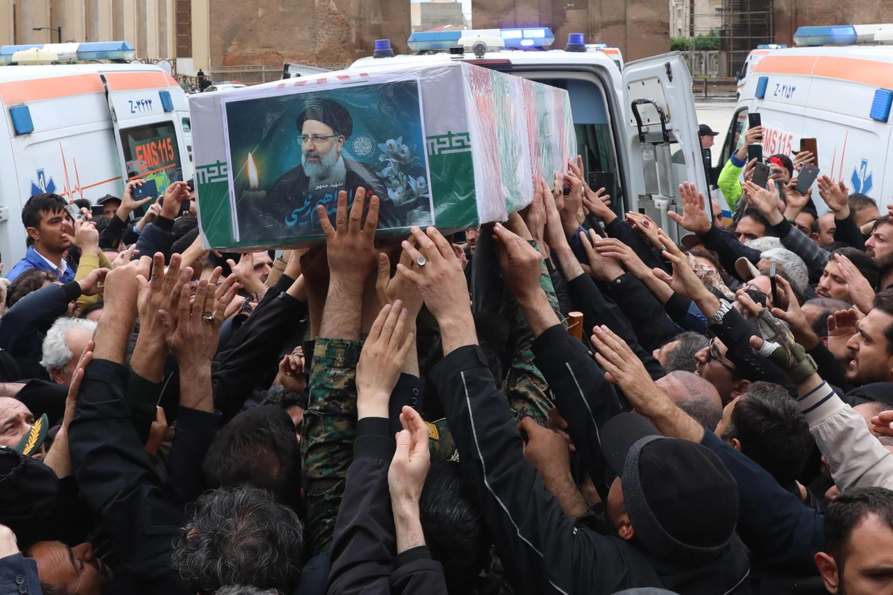 La bara di Raisi in processione a Tabriz (Ansa)