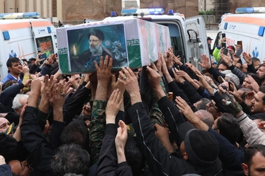 Il lunghi funerali di Raisi e l’altra faccia dell’Iran che festeggia
