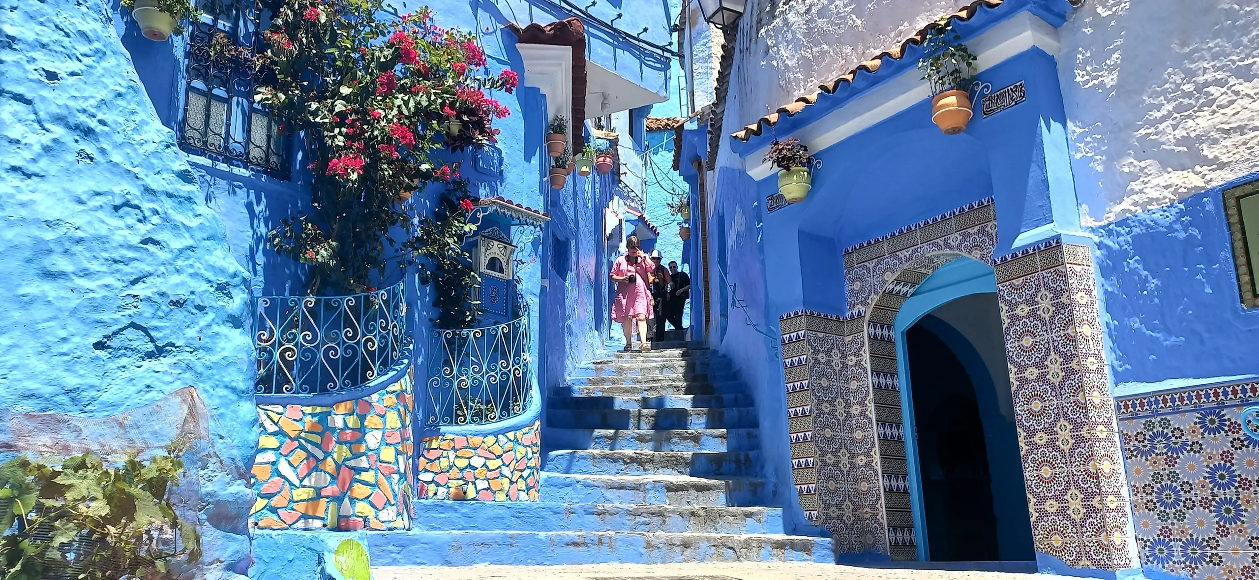 Marocco, a Chefchaouen nel blu dipinto di blu: ecco perché la città ha un cuore indaco