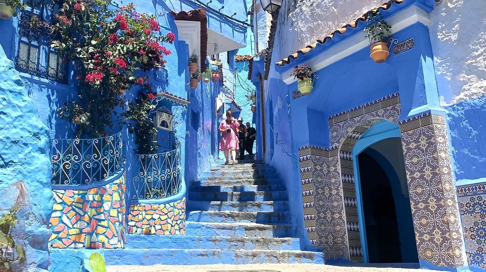A Chefchaouen il blu indaco di case e strade è arricchito dalle tradizionali ceramiche decorative del Marocco