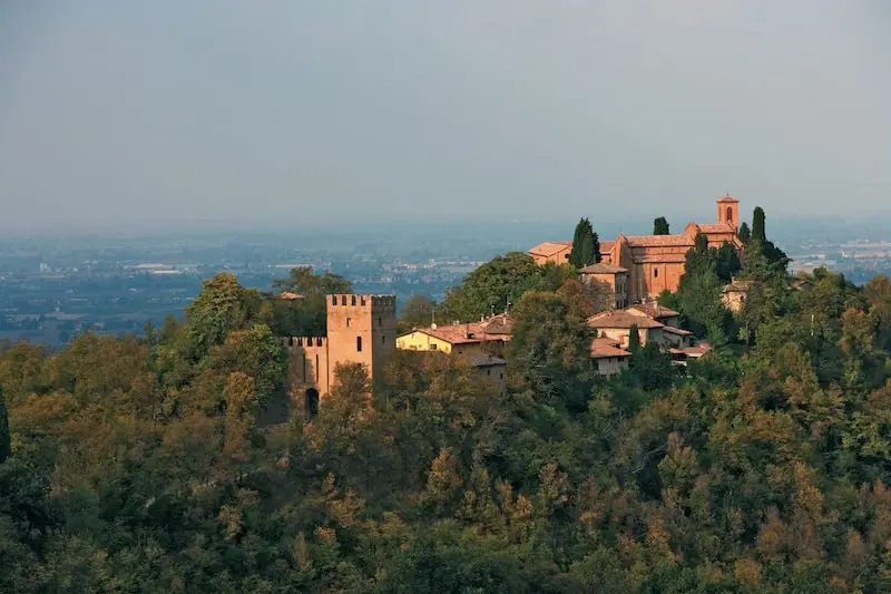 Monteveglio: un concentrato di storia, fede e natura. Dove si mangia e si beve bene