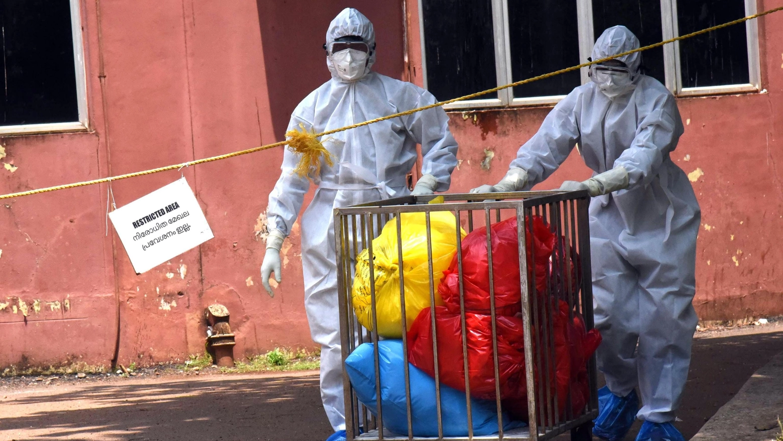 Un'immagine d'archivio delle operazioni di prevenzione in seguito a un contagio registrato nello stato indiano del Kerala nel 2019 (EPA)