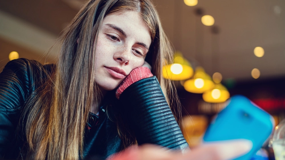 Le adolescenti trascorrono in media 6 ore al giorno a contatto con la tecnologia. Rischio ansia, stanchezza e solitudine