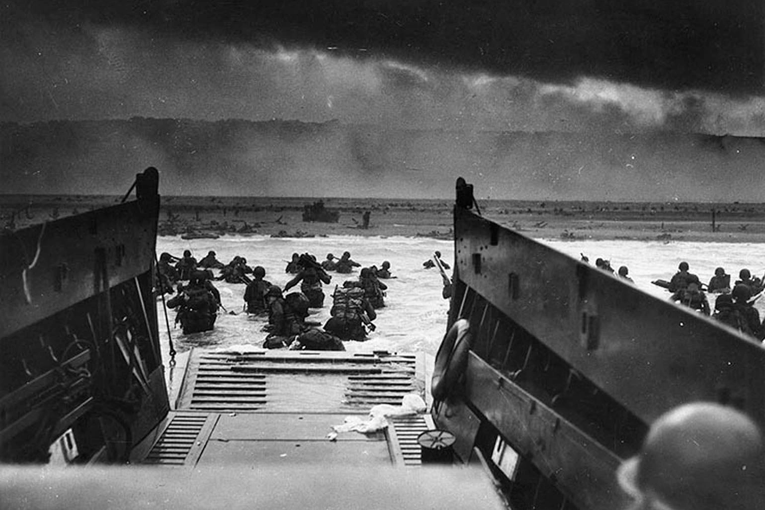 Una storica foto dello sbarco in Normandia, che avvenne oggi 80 anni fa